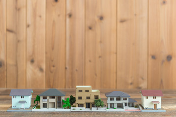 住宅模型と木目の壁