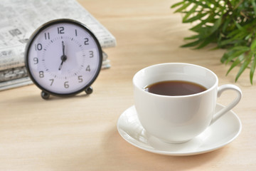 コーヒー　時計　新聞
