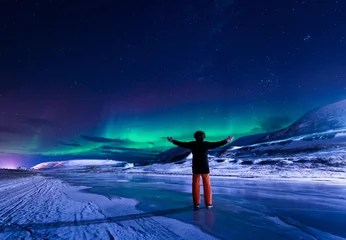 Poster Der polararktische Nordlicht-Aurora-Borealis-Himmelsstern in Norwegen Svalbard in den Stadtbergen der Stadt Longyearbyen © bublik_polina