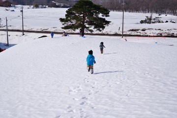 雪原を走る子供たち