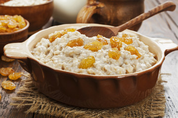 Oatmeal with raisin