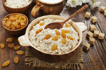 Oatmeal with raisin