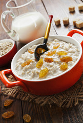 Oatmeal with raisin