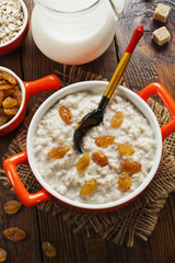 Oatmeal with raisin
