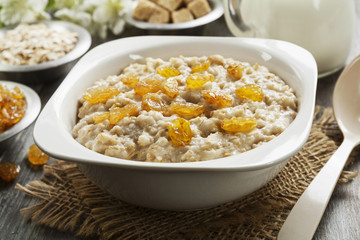 Oatmeal with raisin
