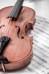 Naklejka premium Old violin lying on the sheet of music, music concept