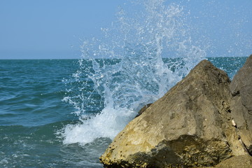 Fels in der Brandung an der adriatischen K&uuml;ste