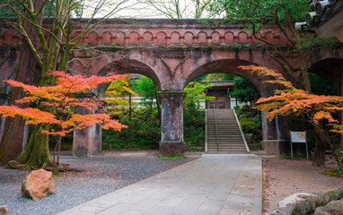 京都　南禅寺の水路閣と紅葉