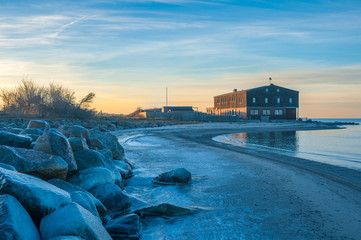 Graswarder mit winterlicher Landschaft in Heiligenhafen