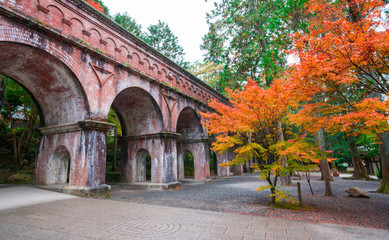 京都　南禅寺の水路閣と紅葉