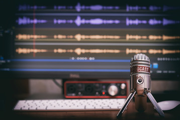 microphone with a podcast icon - obrazy, fototapety, plakaty
