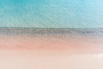 Fototapete Elafonissi Strand, Kreta, Griekenland Sanfte Wellen des Meeres auf dem rosafarbenen Sand und schöner Strand mit Klippen. Küste der Insel Kreta in Griechenland. Rosa Sandstrand des berühmten Elafonisi