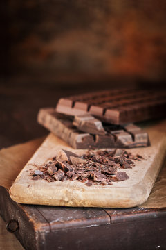 Cutting chocolate bar