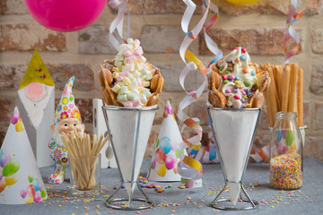 Bubble Waffle mit bunten Süßigkeiten