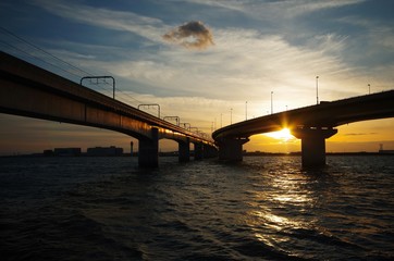 夕方の海と橋
