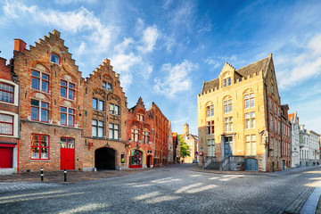 Obraz premium Brugia - widok na plac Jana Van Eycka i kościół w Brugii, Belgia
