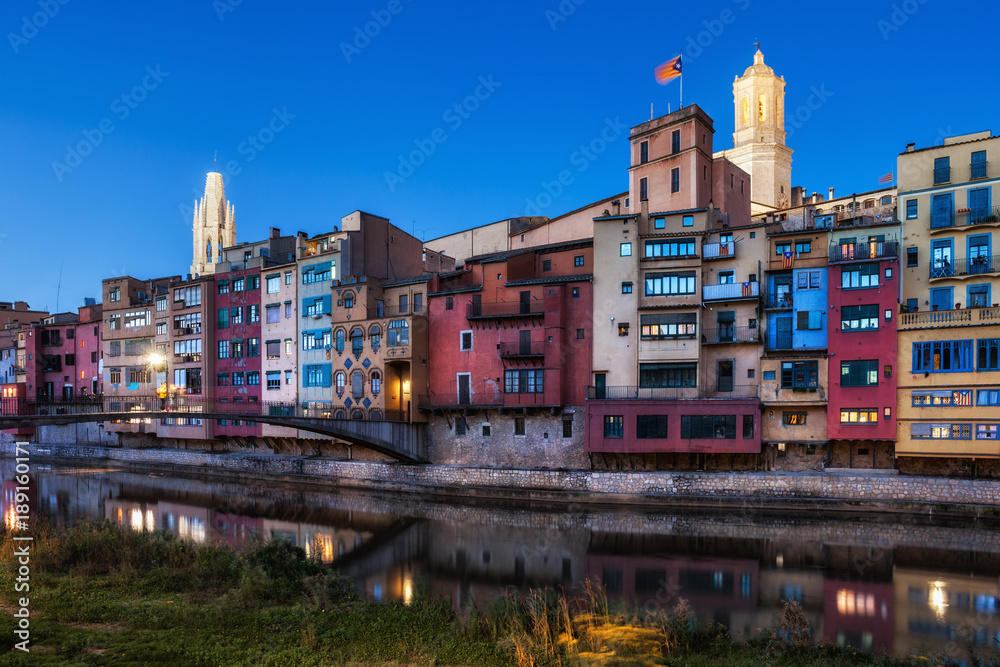 Wall mural girona city riverside houses at dusk