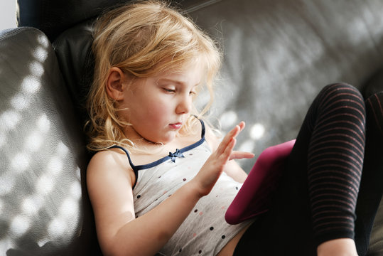 blondes m&auml;dchen mit tablet
