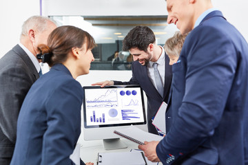 Gruppe Geschäftsleute schaut auf Diagramme