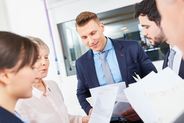 Zusammenarbeit im Business Team im Büro