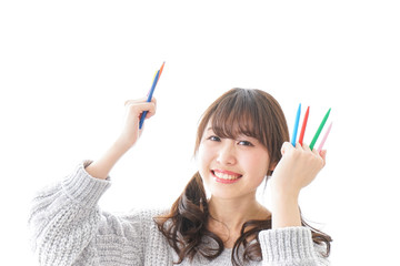 カラフルな色鉛筆を持つ女性