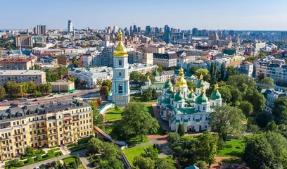 Selbstklebende Fototapete Kiew Luftbild von oben auf die Sophienkathedrale und die Skyline von Kiew von oben, das Stadtbild von Kiew, die Hauptstadt der Ukraine