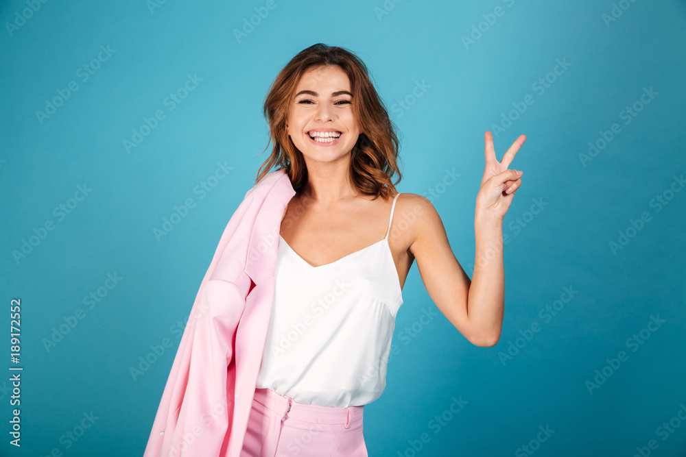 Poster Portrait of a smiling woman dressed in pink suit