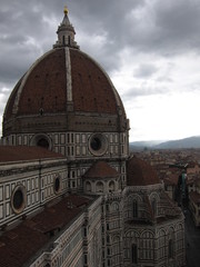 Fototapeta na wymiar Cathedral of Santa María del Fiore and views of Piazza del Duomo