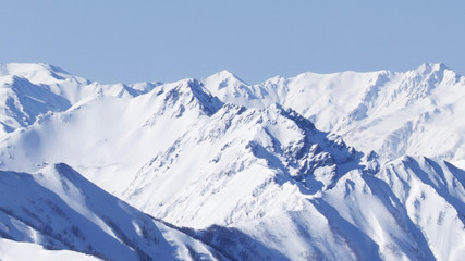 verschneites Bergpanorama mit Bergspitze