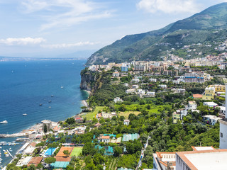 Blick auf die Steilküste von Vico Equense, Neapel, Kampanien, Italien