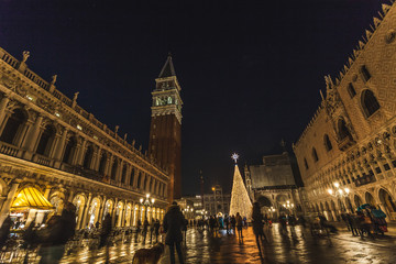 Fototapeta premium VENICE, ITALY - JANUARY 02 2018: night view of the Christmas Tree in San Marco Square