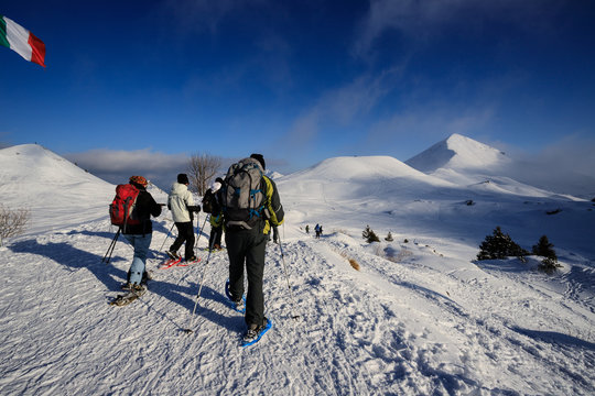 alpinisti che scendono dalla cima di Piazzo. Sullo sfondo mi monte Sodadura - alpi Orobie