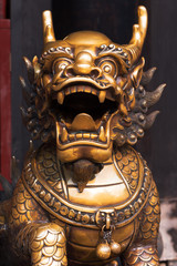 Obraz premium Bronze dragon statue in a chinese buddist temple, Wenshu Monastery, Chengdu, China