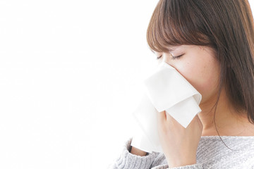 風邪・花粉症で鼻をかむ女性