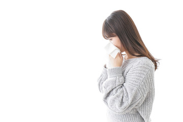 風邪・花粉症で鼻をかむ女性