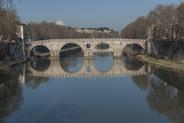 Fototapeta premium Sisto-Brücke über den Tiber, Ponte Sisto, Rom, Italien
