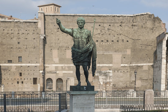 Bronzestatue von Kaiser Augustus an der Strasse der Kaiserforen, Rom, Italien