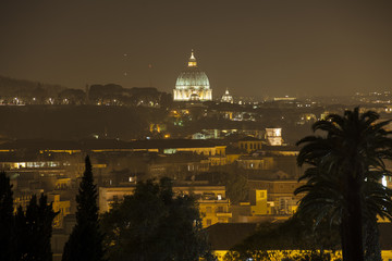 Fototapeta premium Nächtlich beleuchtete Kuppel des St. Petersdoms, Rom, Italien