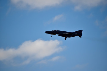 ランディングギアを下ろして飛行する戦闘機