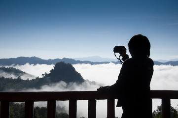 siluate man take photo 