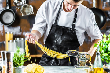 Chefkoch in der Küche ( Spagetti Zubereitung)