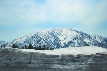 Fototapeta na wymiar Beautiful scenic view landscape of Japan alpine route at Tateyama snow mountain