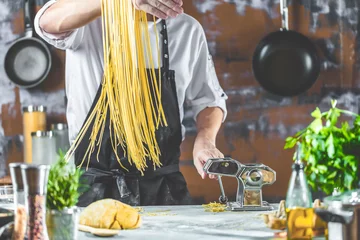 Crédence de cuisine en verre imprimé Cuisinier Chefkoch in der Küche ( Spagetti Zubereitung)