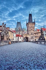 Zelfklevend Fotobehang Zonsopgang op de Karelsbrug in Praag, Tsjechië, pittoresk © Yasonya