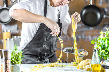 Chefkoch in der Küche ( Spagetti Zubereitung)