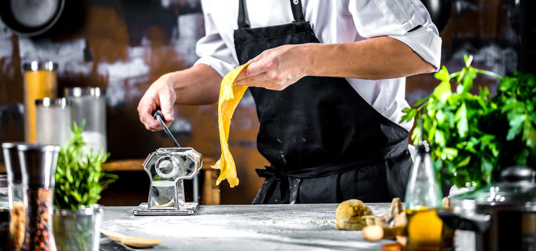 Chefkoch in der K&uuml;che ( Teig Zubereitung)