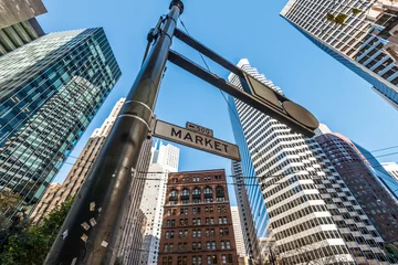 Foto op Plexiglas Dramatische en interessante hoek van de wolkenkrabbers en hoge kantoorgebouwen van San Francisco. Marktstraat © mdurson