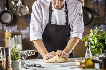 Chefkoch in der Küche ( Teig Zubereitung)