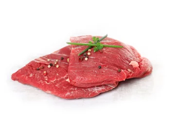 Tuinposter Vlees viande de boeuf détouré sur fond blanc