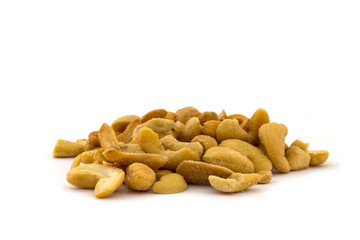 ein haufen cashewkerne auf einem weissen hintergrund